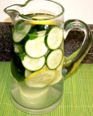 Вода Сасси — огуречная вода с лимоном и имбирем